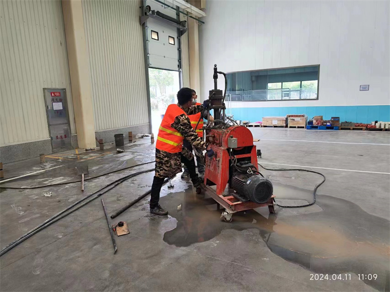 新华镇厂房地面下沉塌陷注浆加固施工